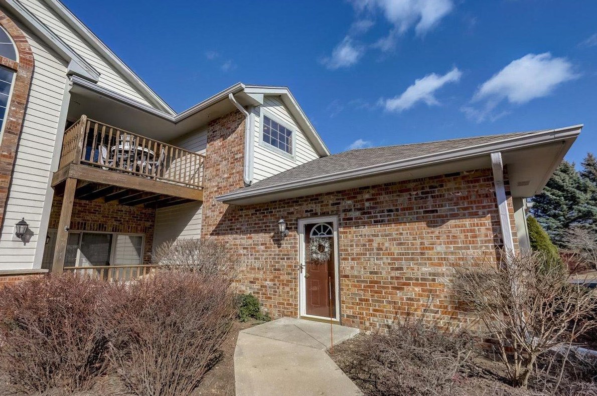 628 Hillcrest Rd, Saukville, WI 53080-1823