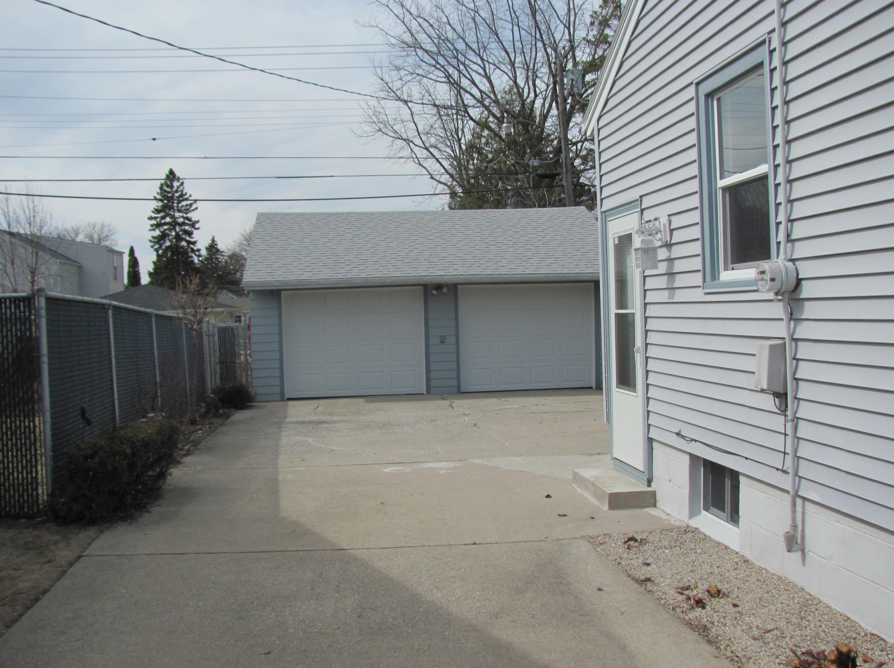 3412 1st Ave, Racine, WI 53402-3851