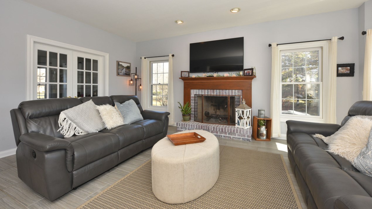 8817 W Daventry Rd, Thiensville, WI 53097
