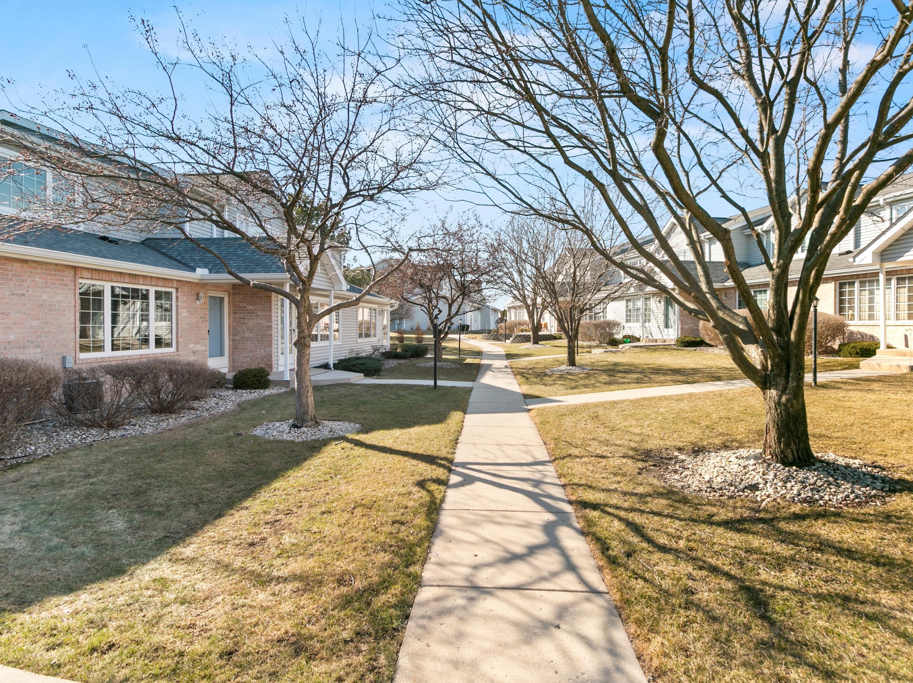 10152 Whitnall Edge Dr, Hales Corners, WI 53132-2833