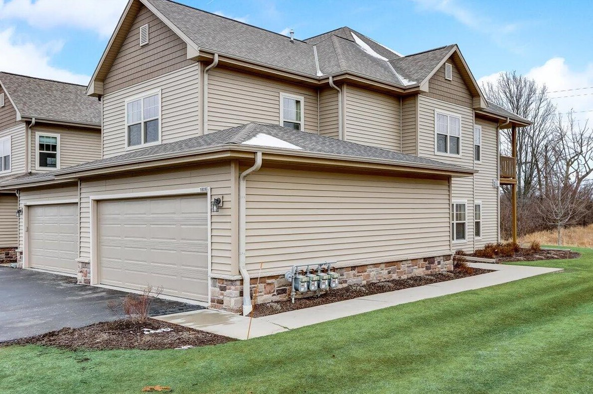 1806 New Port Vista Dr, Grafton, WI 53024-9012