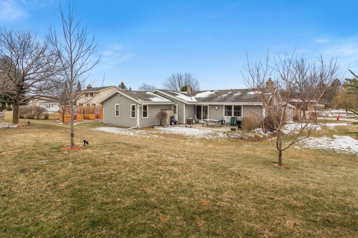 4026 Anita Ln, Hales Corners, WI 53132-9323
