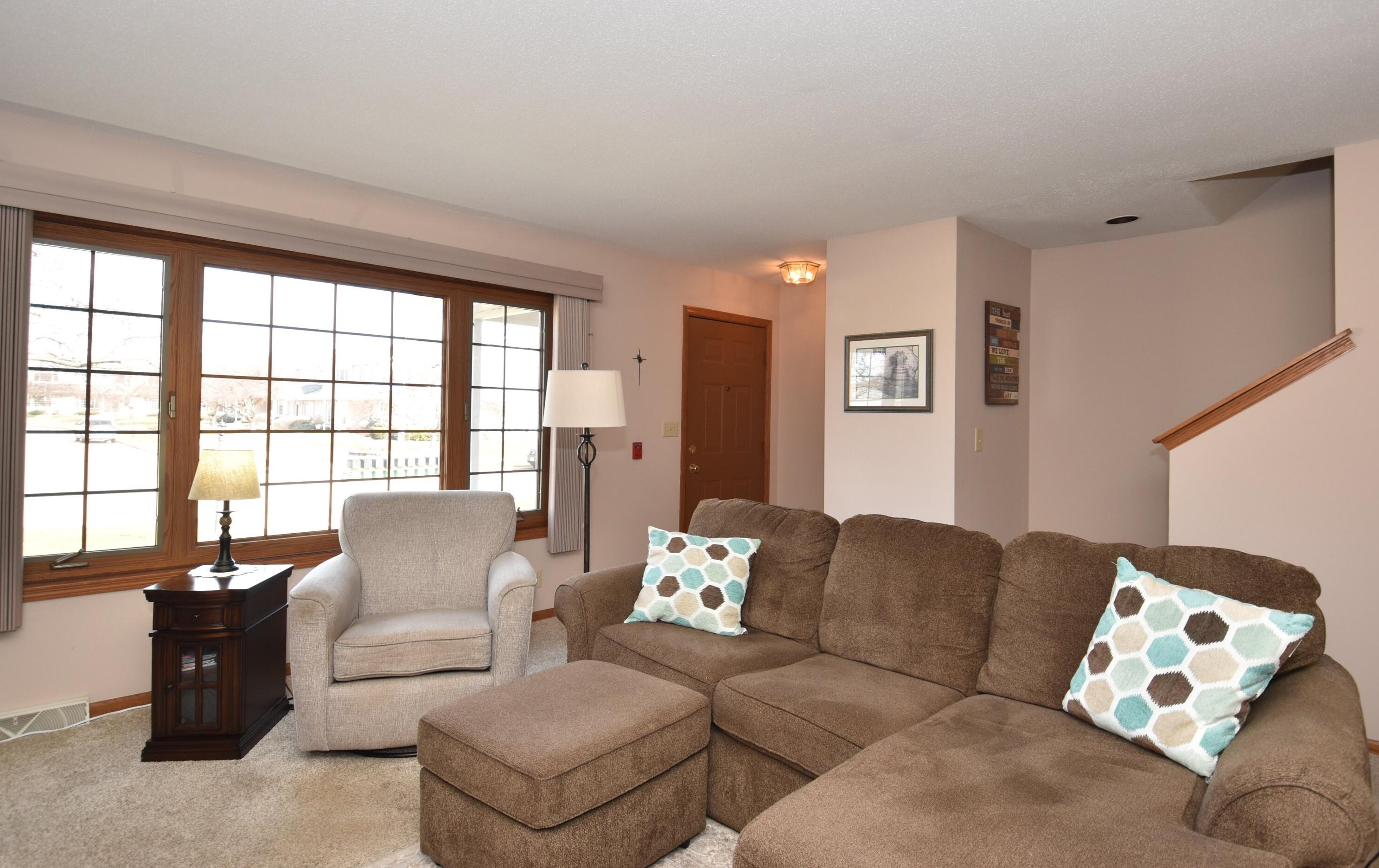 10209 Whitnall Edge Dr, Hales Corners, WI 53132-2807
