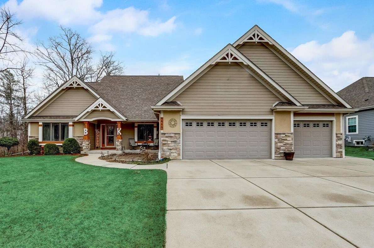 9910 31st St, Hales Corners, WI 53132-7207