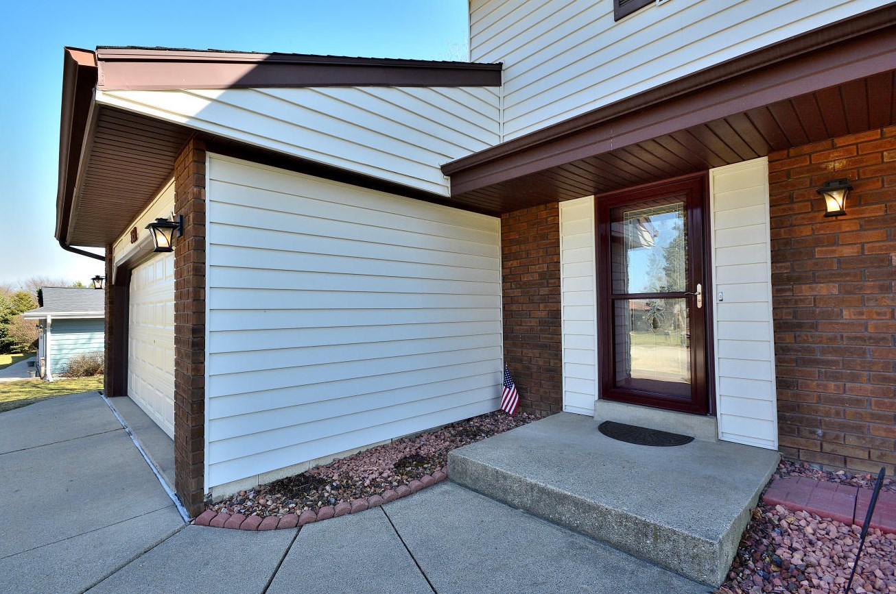 3851 Anita Ln, Hales Corners, WI 53132-8426