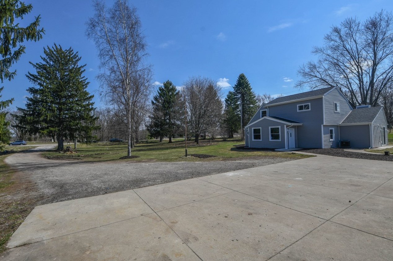 141 S Cushing Park Rd, Delafield, WI 53018