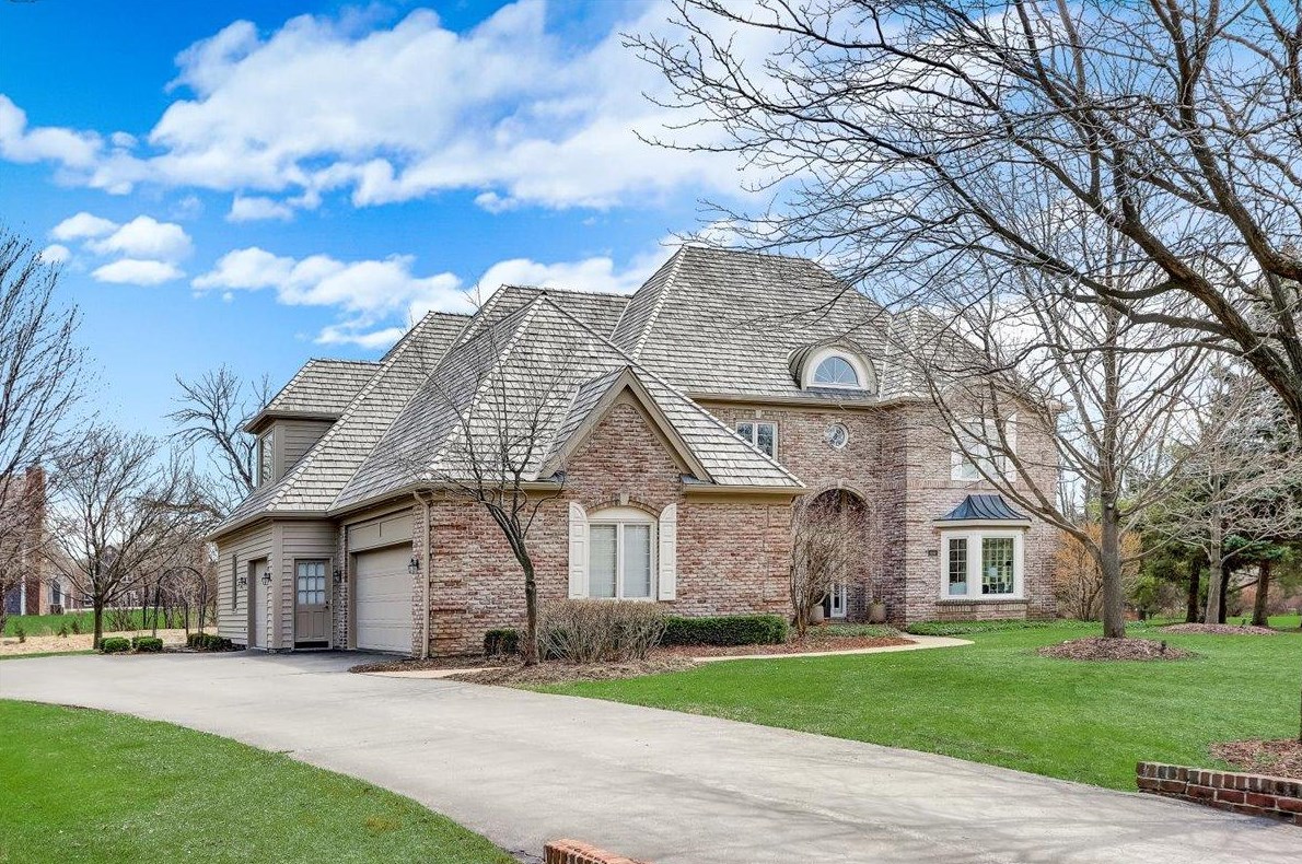 10416 N Pine Ridge Cir, Thiensville, WI 53092