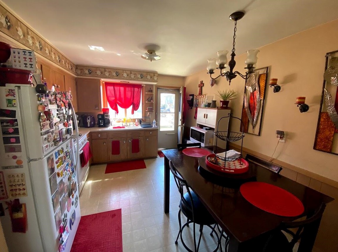 9833 Manitoba St, Milwaukee, WI 53227-3670