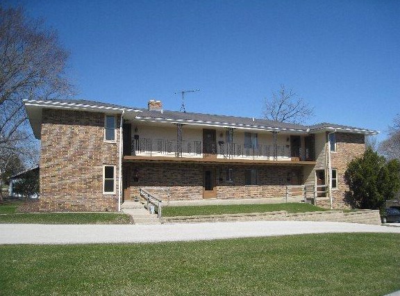 325 E Wisconsin Ave, Pewaukee, WI 53072