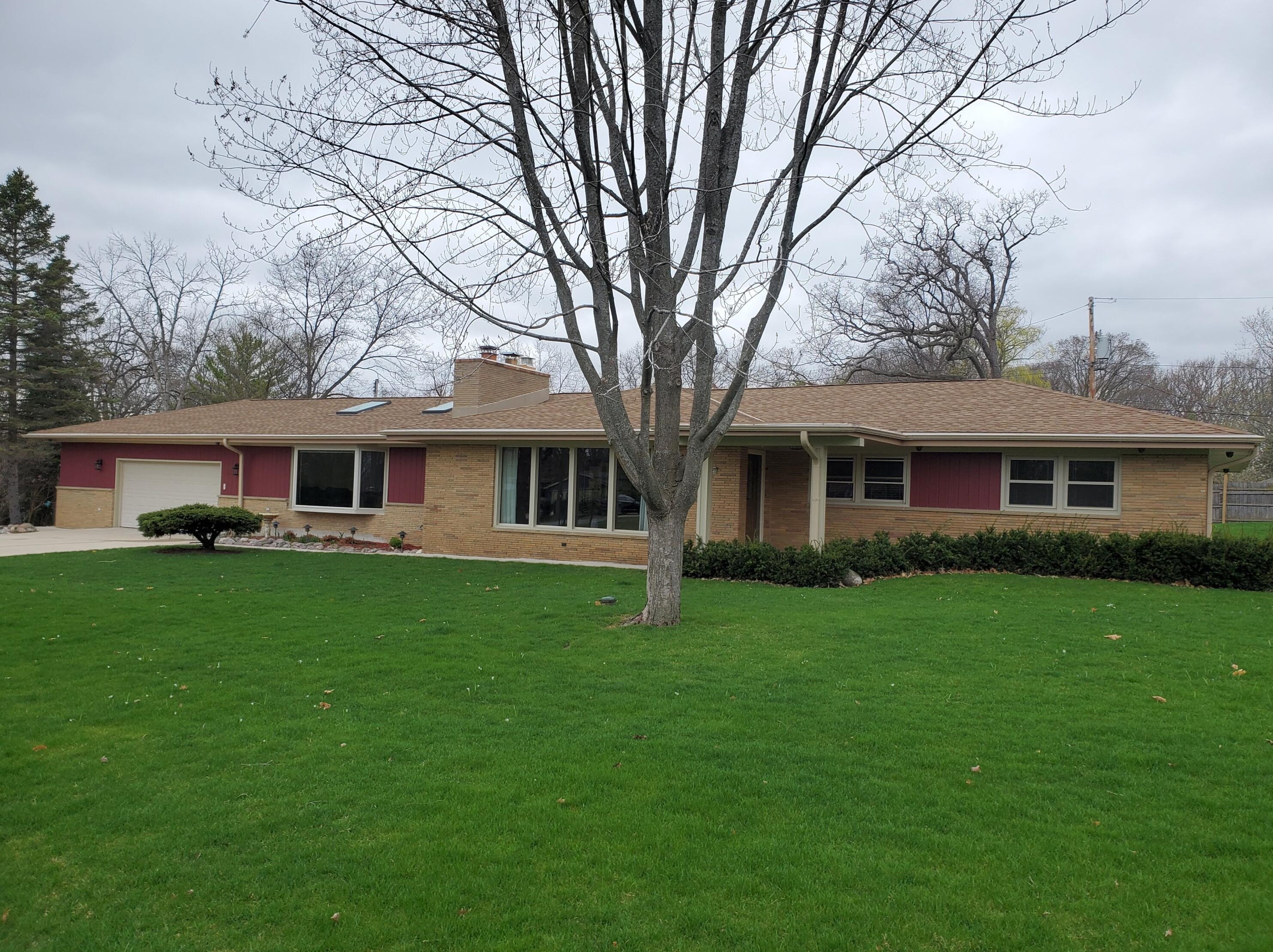 12022 Oakwood Dr, Hales Corners, WI 53132-1306