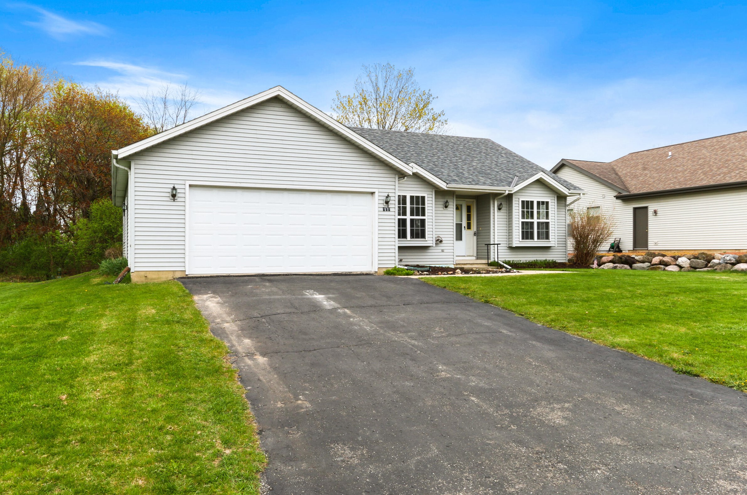 470 Garrison Dr, Lake Geneva, WI 53147
