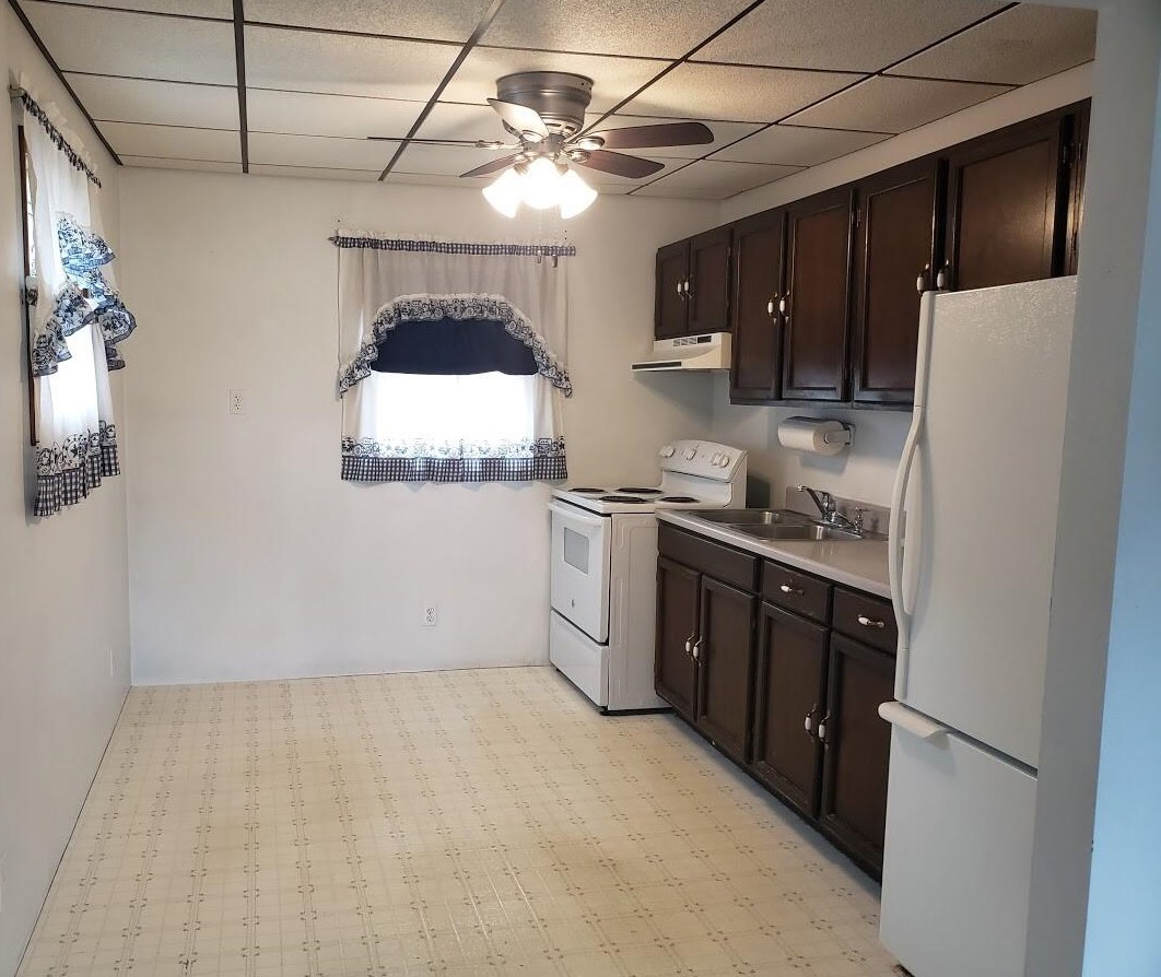 951 S 36th St, Manitowoc, WI 54220