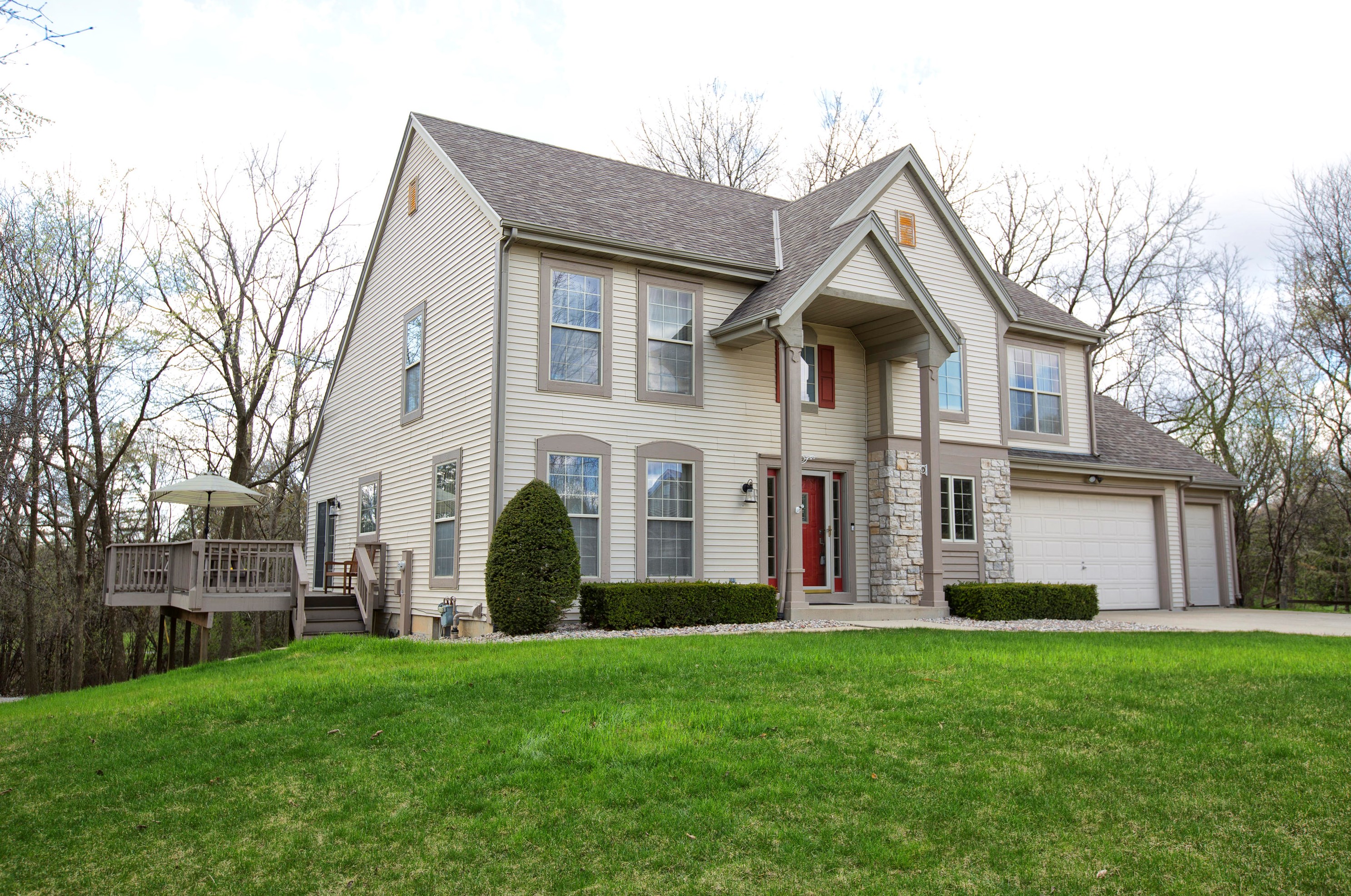 7089 Woodbury Dr, Hales Corners, WI 53132-8581