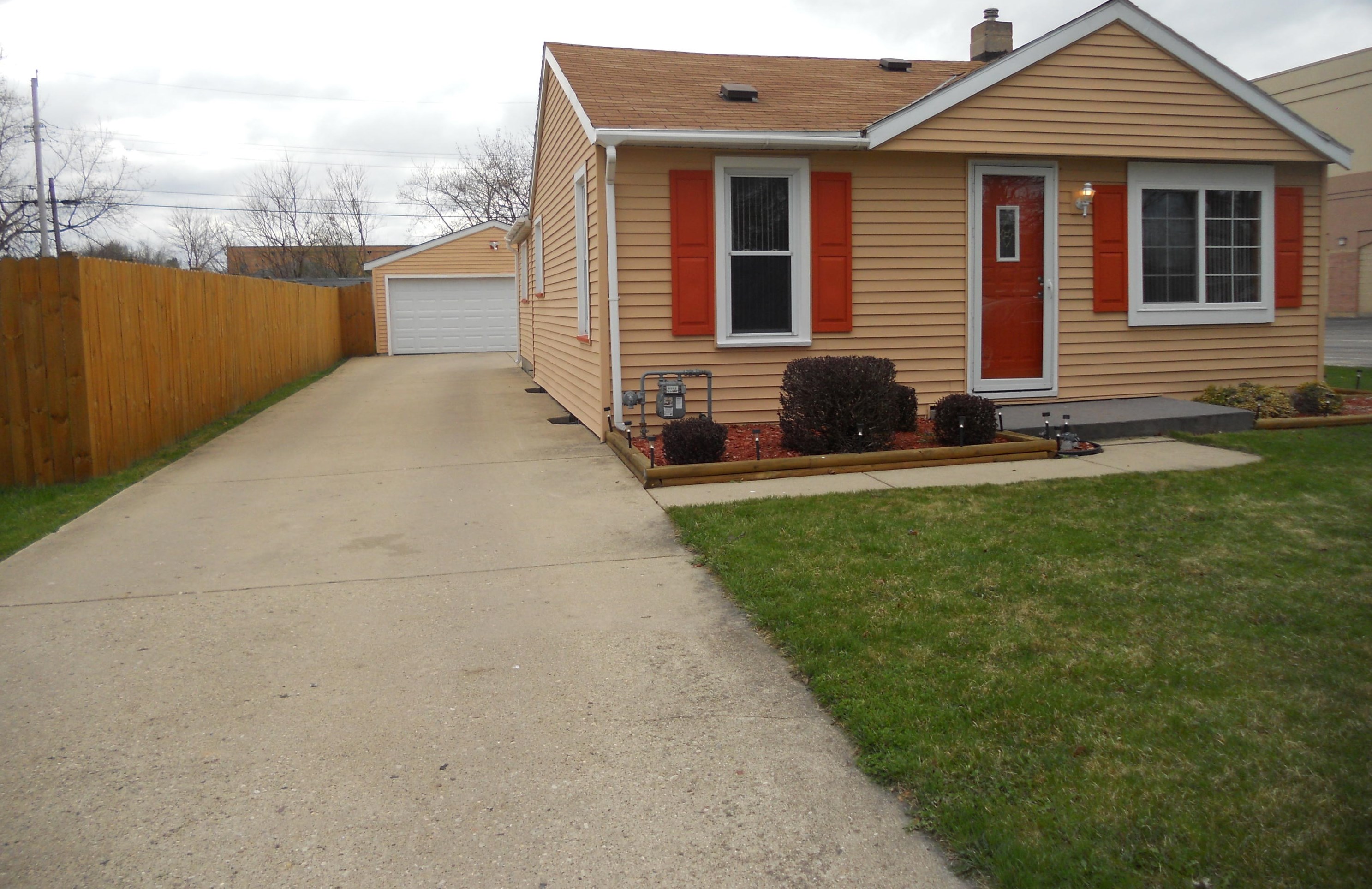 3030 Gates St, Racine, WI 53403-3454