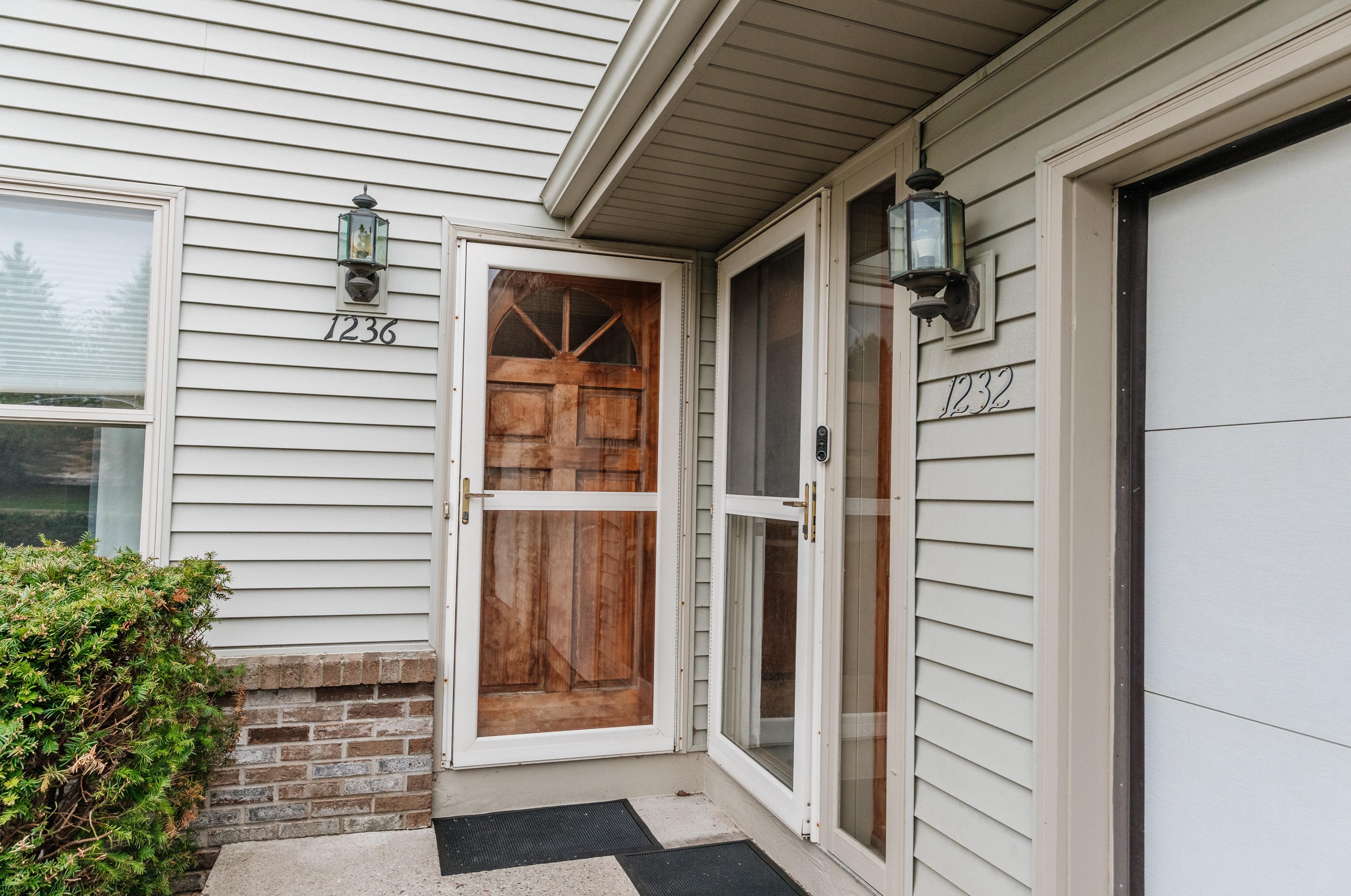 1232 Sunnyridge Rd, Pewaukee, WI 53072-3810