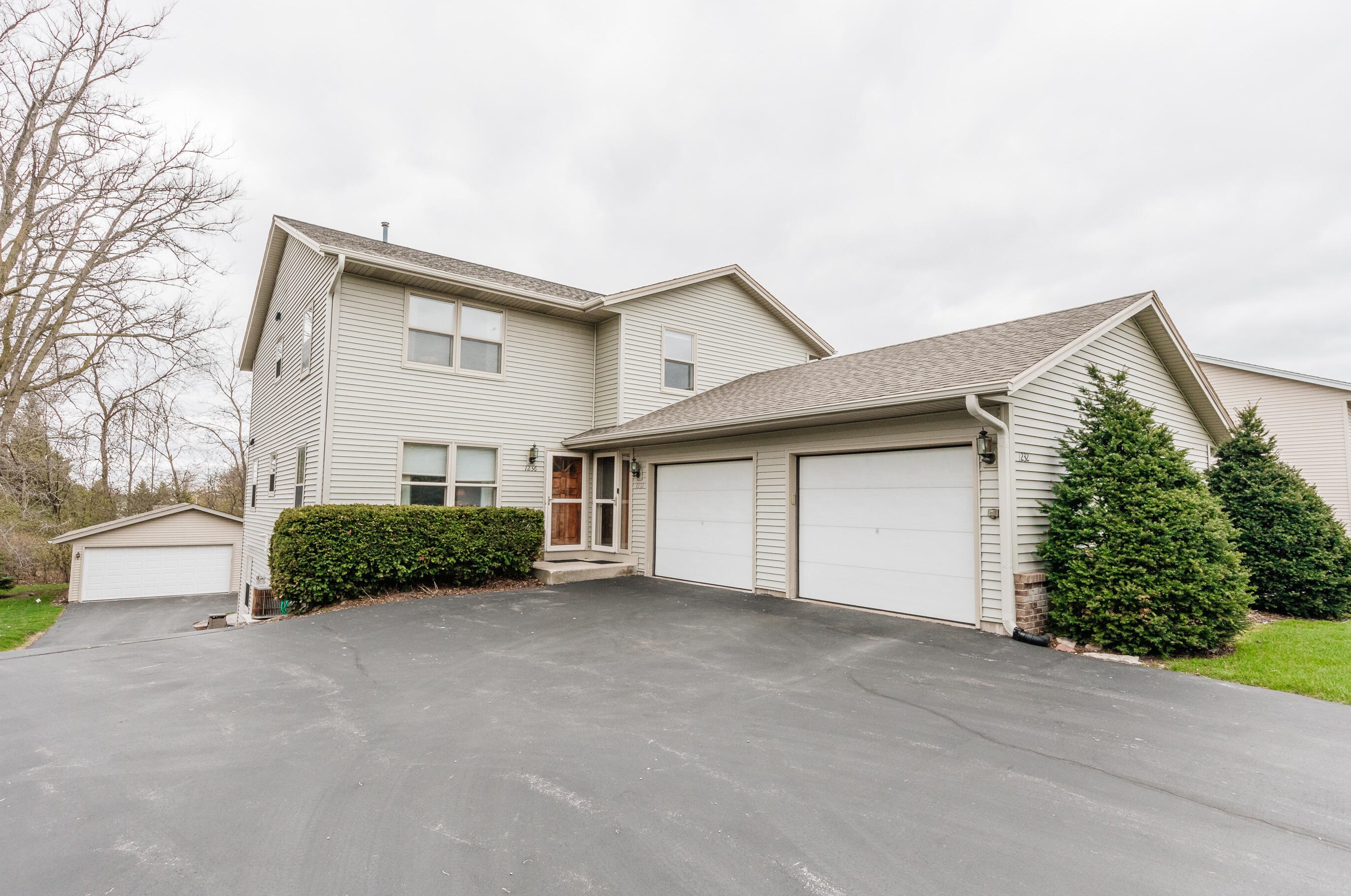1236 Sunnyridge Rd, Pewaukee, WI 53072-3810