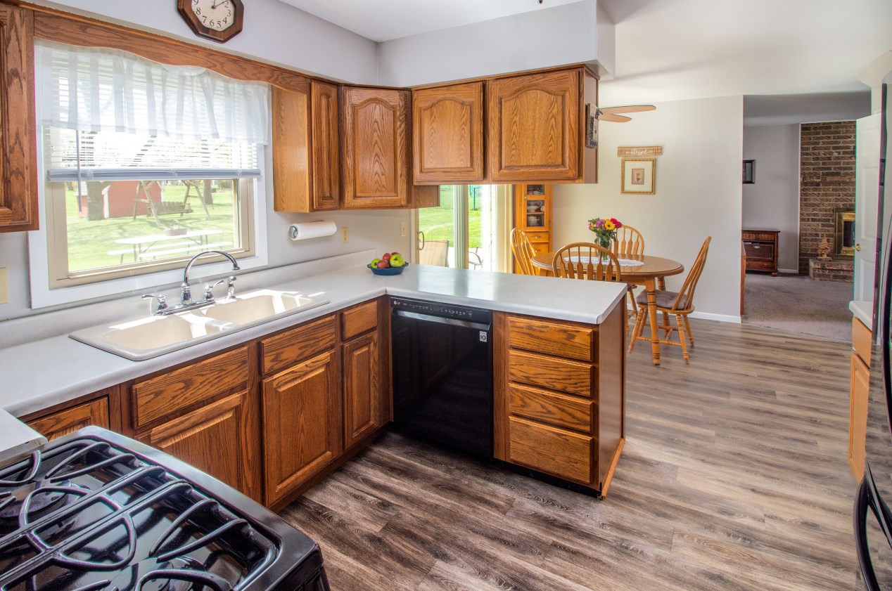 3343 Southwood Dr, Hales Corners, WI 53132-9142