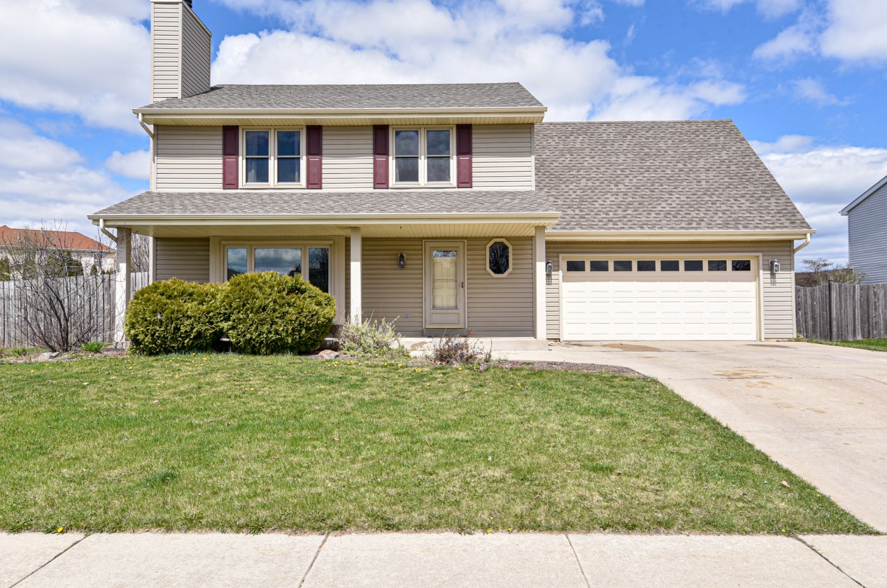 2526 Honeysuckle Dr, Oak Creek, WI 53154-3493