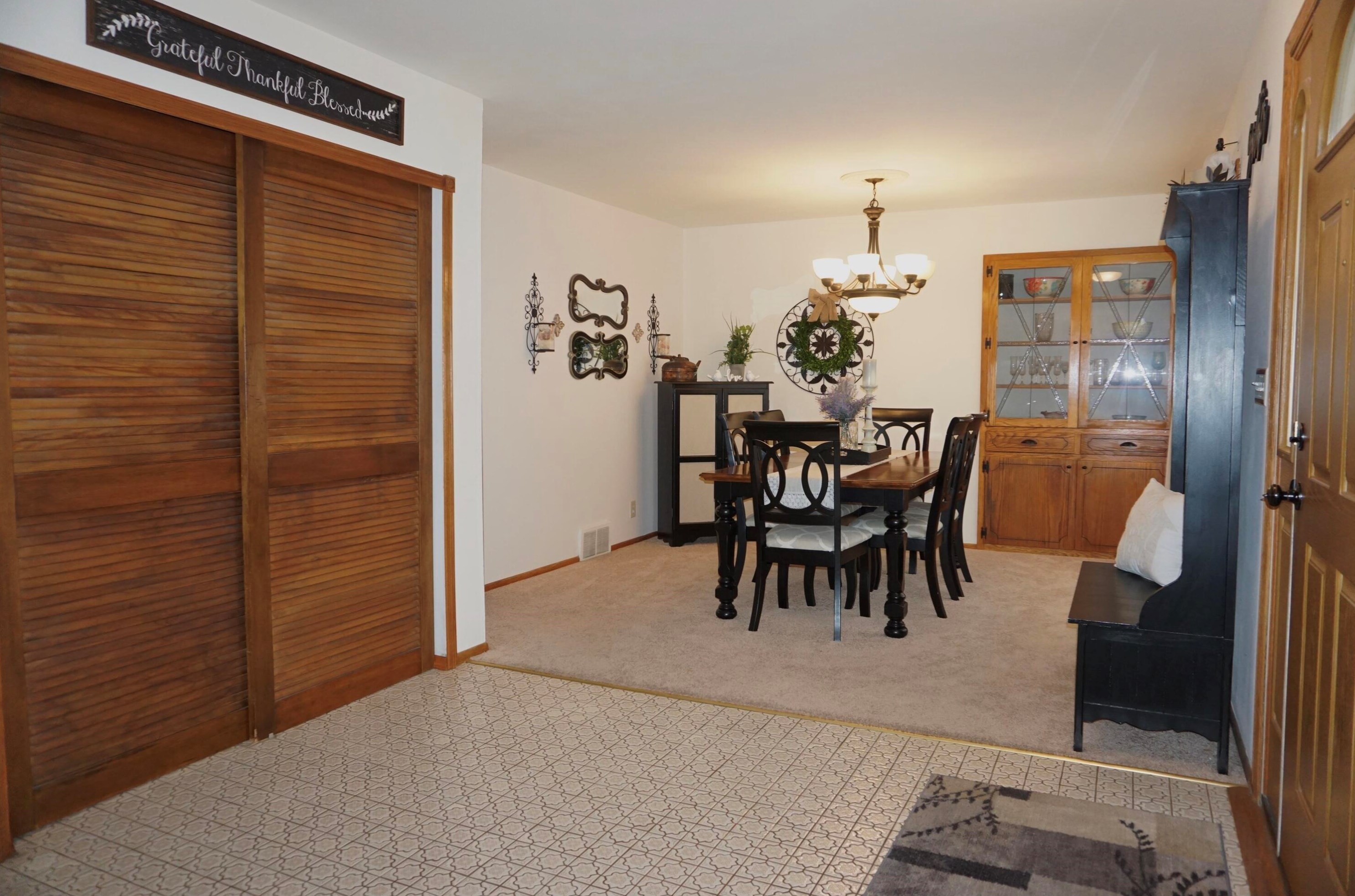 8210 Woodridge Dr, Oak Creek, WI 53154-2717