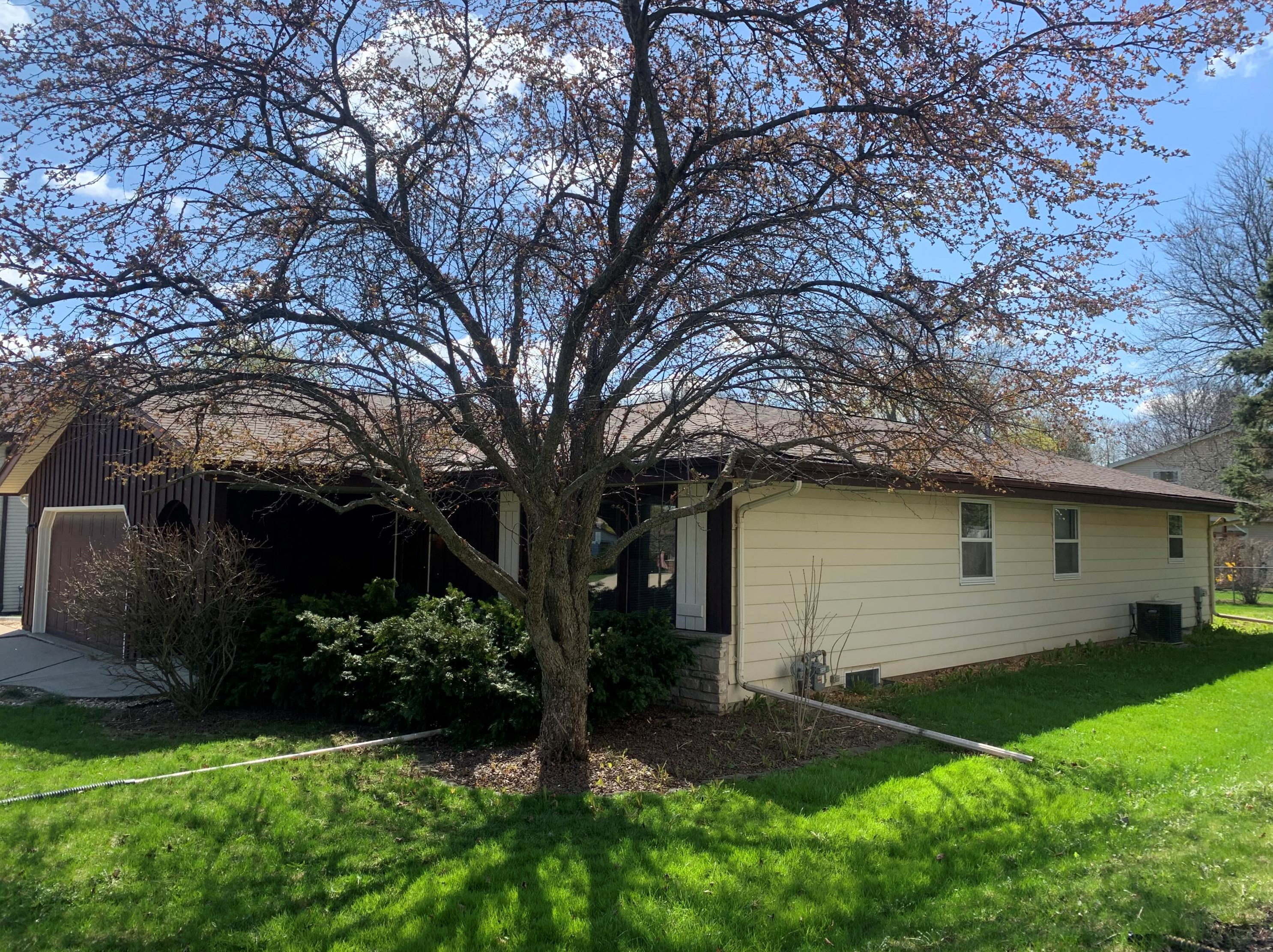 2953 Briarwood Dr, Hales Corners, WI 53132-9145