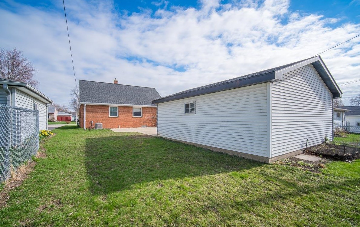 709 Blake Ave, South Milwaukee WI  53172-3827 exterior