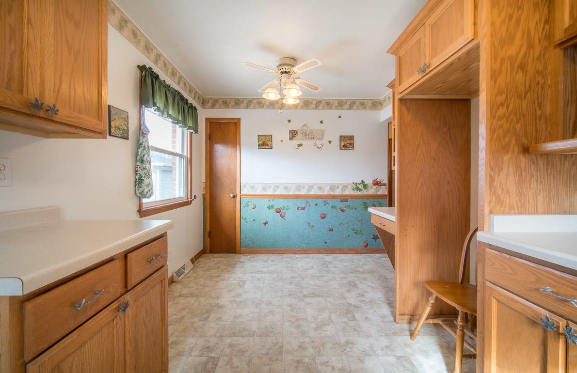 709 Blake Ave, South Milwaukee WI  53172-3827 exterior