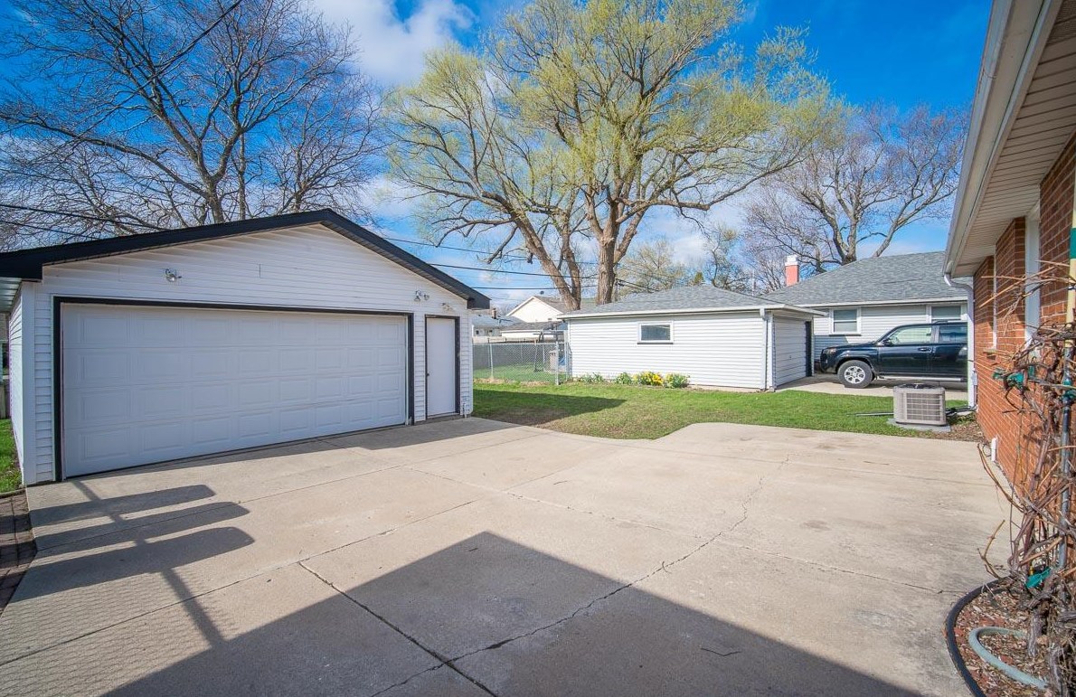 709 Blake Ave, South Milwaukee WI  53172-3827 exterior