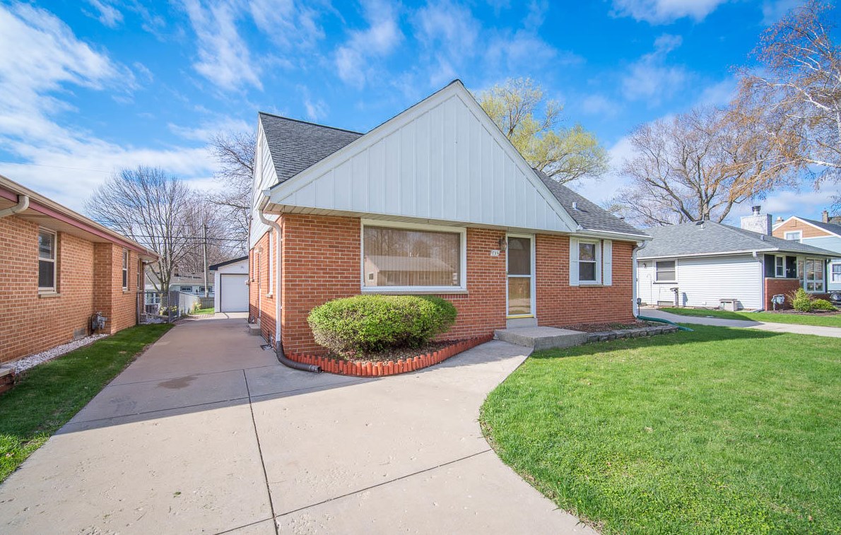 709 Blake Ave, South Milwaukee, WI 53172-3827