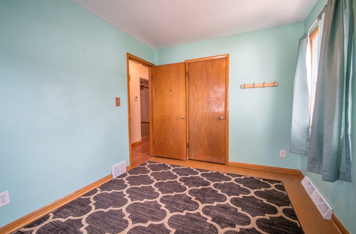 709 Blake Ave, South Milwaukee WI  53172-3827 exterior