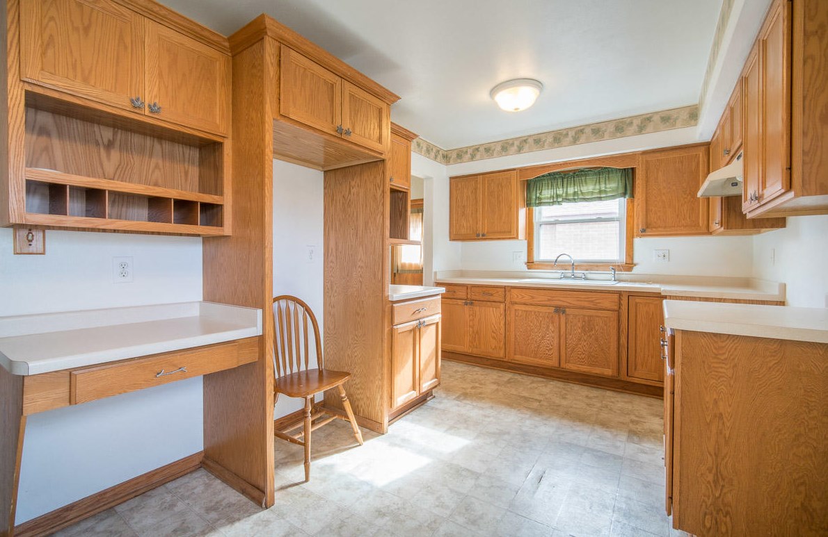 709 Blake Ave, South Milwaukee WI  53172-3827 exterior