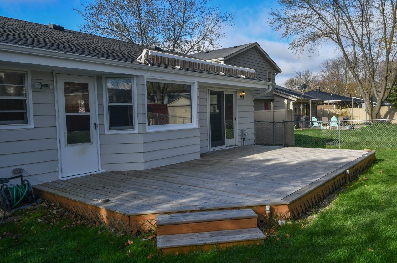 418 Hillview Cir, Waukesha, WI 53188