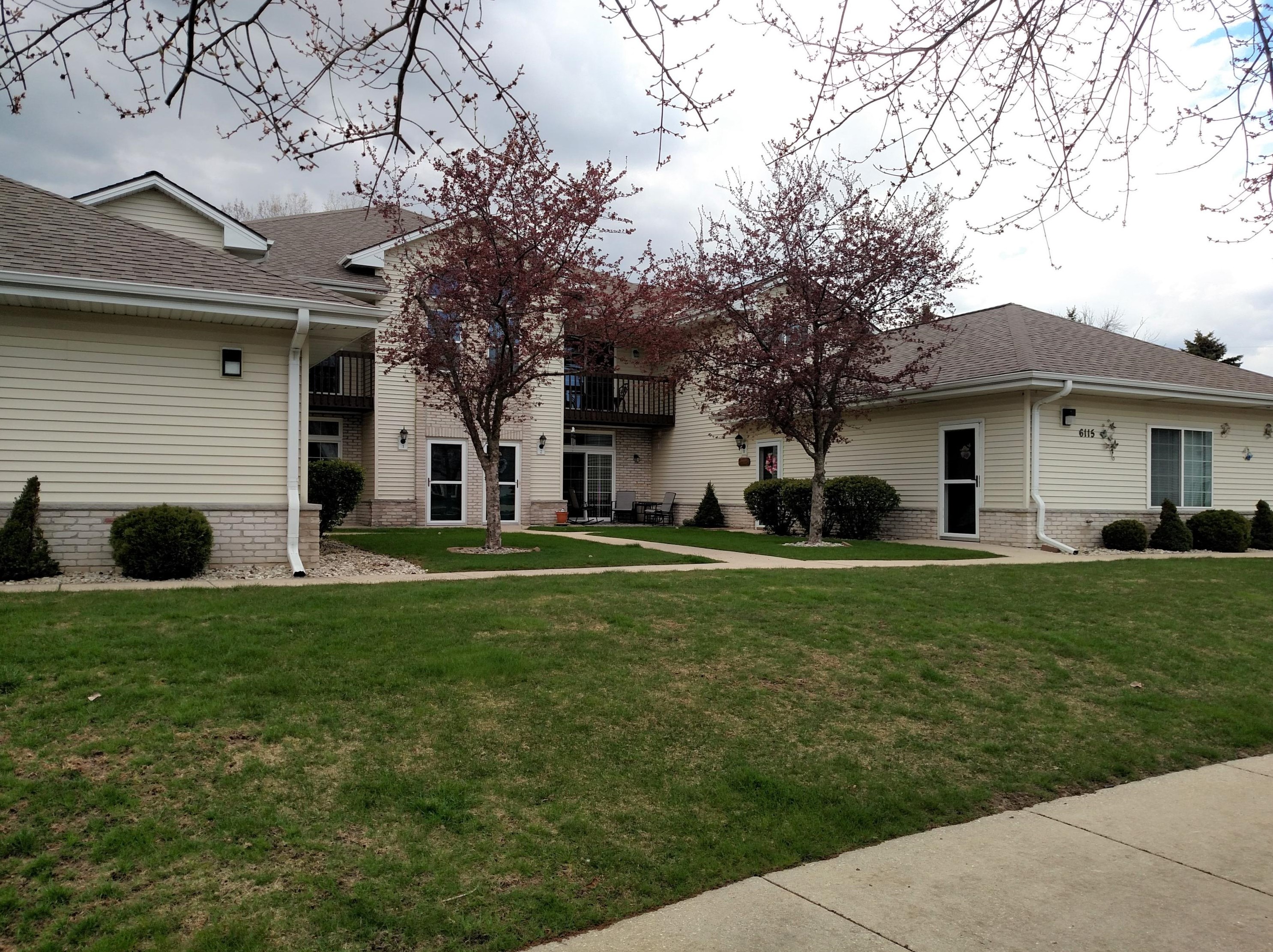 6115 Creekside Dr, Cudahy WI  53110-3425 exterior