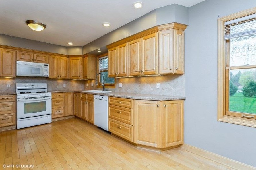 231 Park Crest Dr, Thiensville, WI 53092