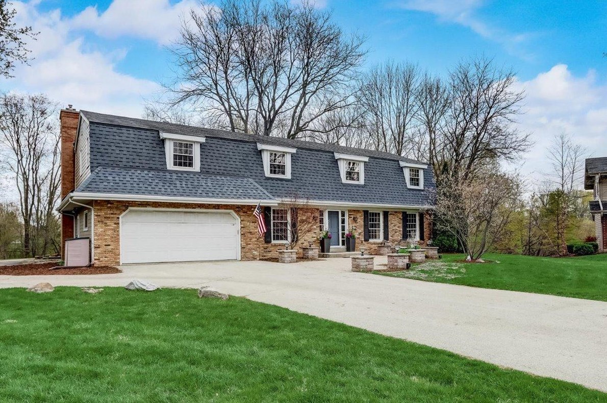 8276 Flagstone Ct, Greendale, WI 53129