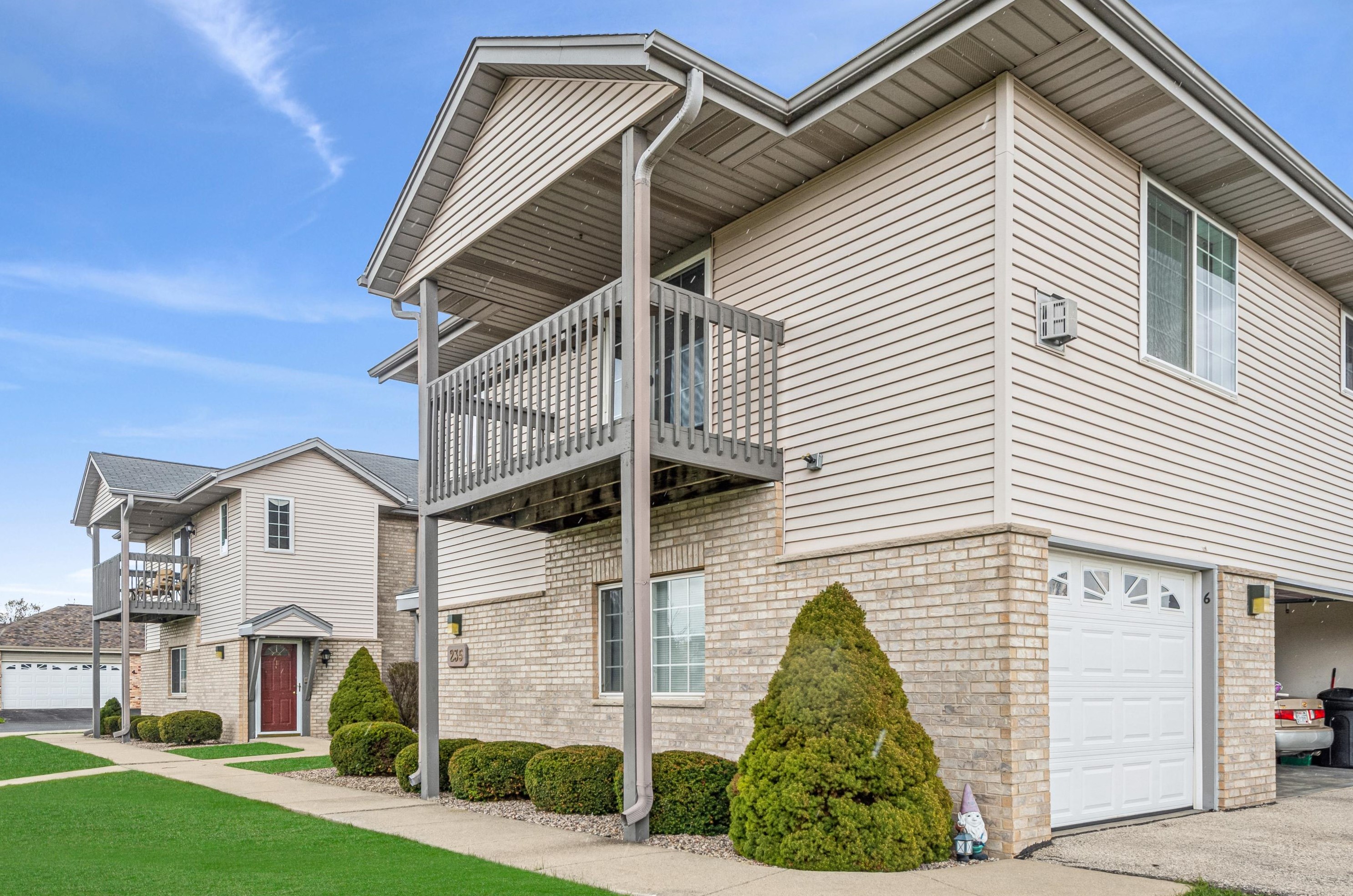 235 Aspen Dr, Oak Creek WI  53154-4484 exterior