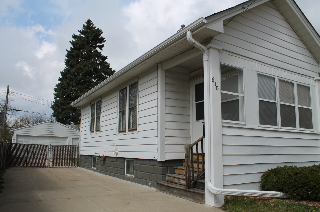 610 Hayes Ave, Racine, WI 53405-2544