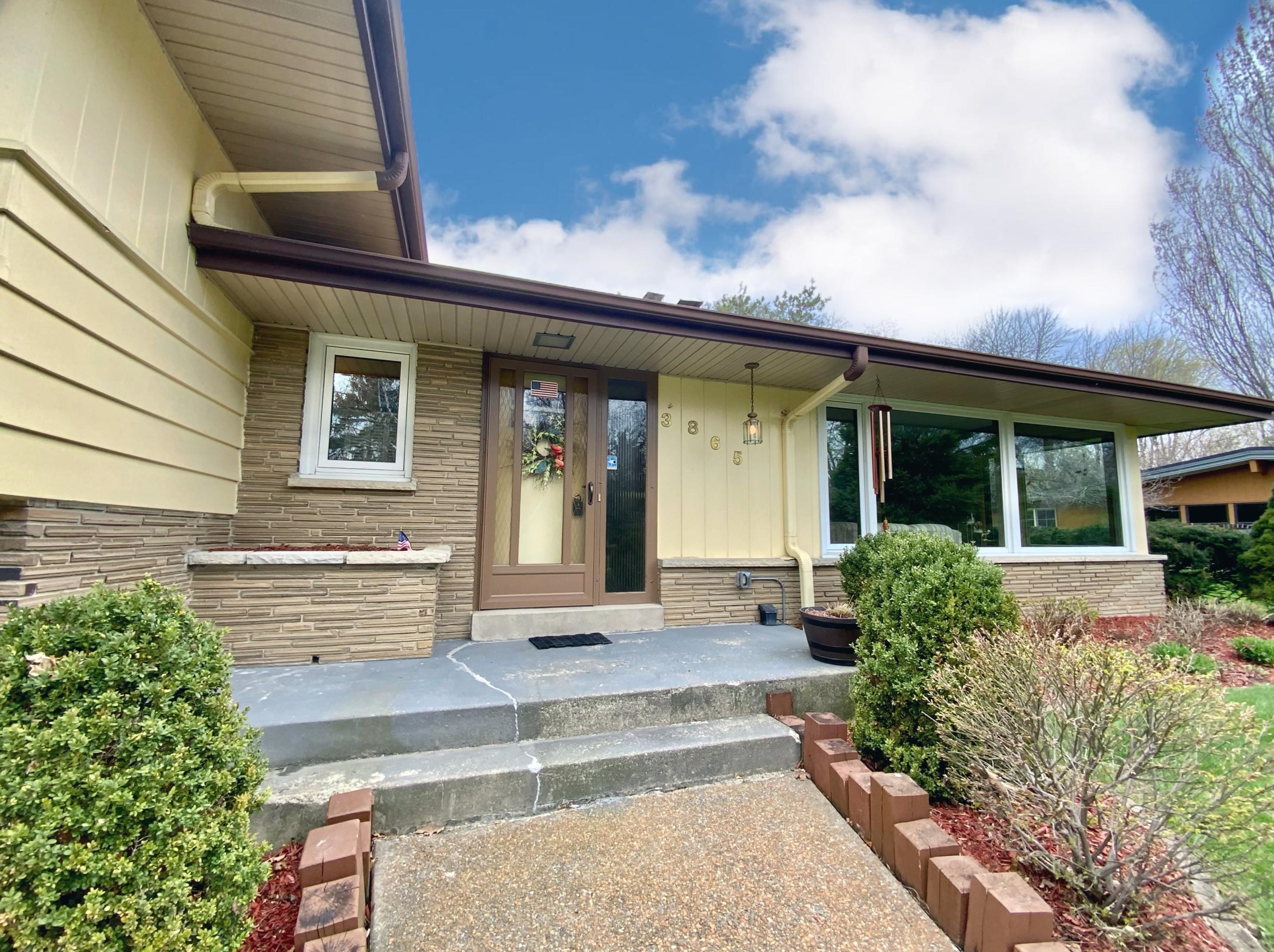 3865 169th St, Brookfield, WI 53005-2160
