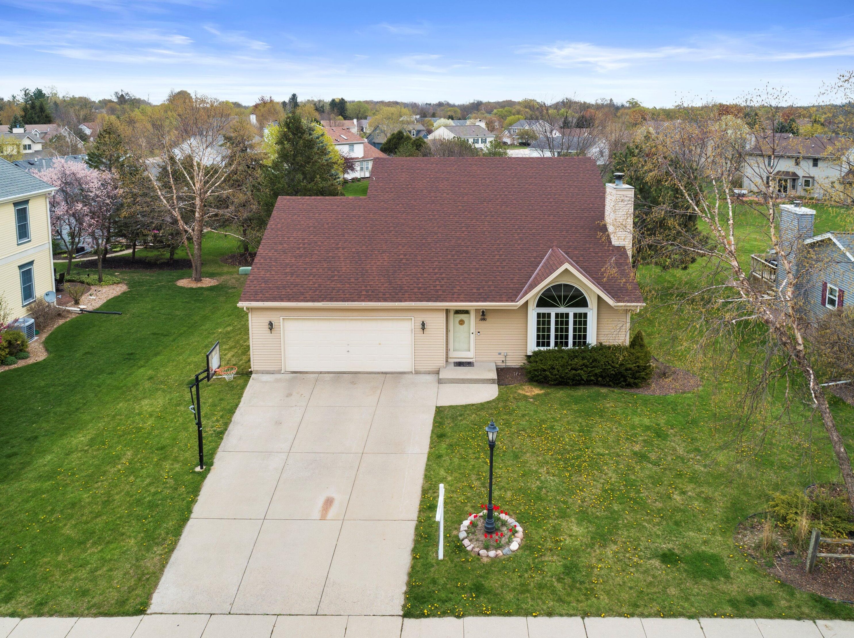1030 Shore Dr, Pewaukee, WI 53072-2658
