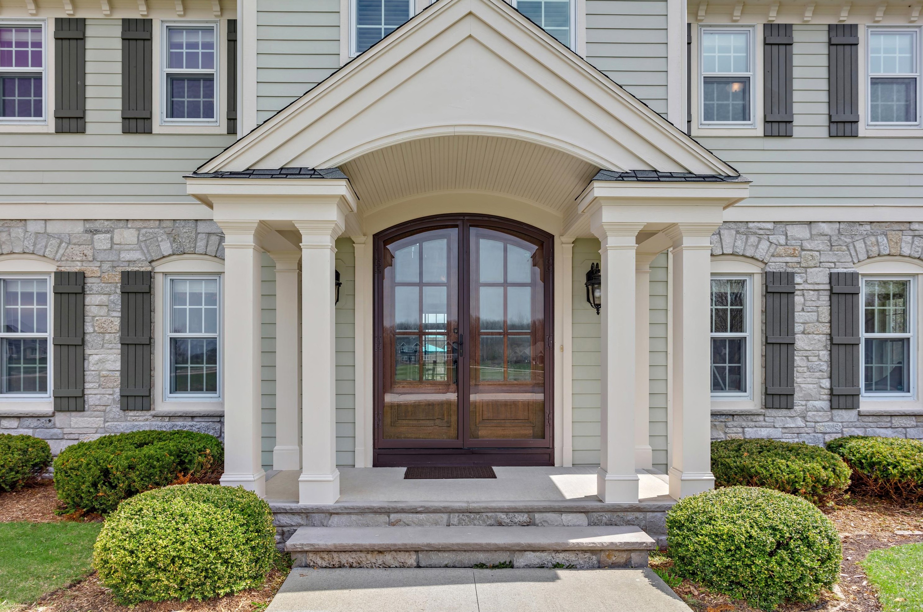 370 Royal Stone Ct, Cedarburg, WI 53012-9561