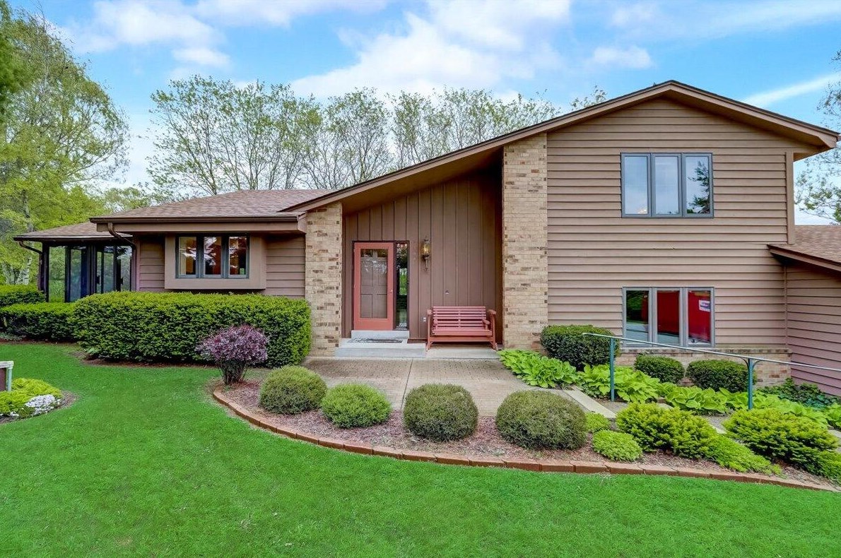 7100 Pheasant Ct, Waterford, WI 53185