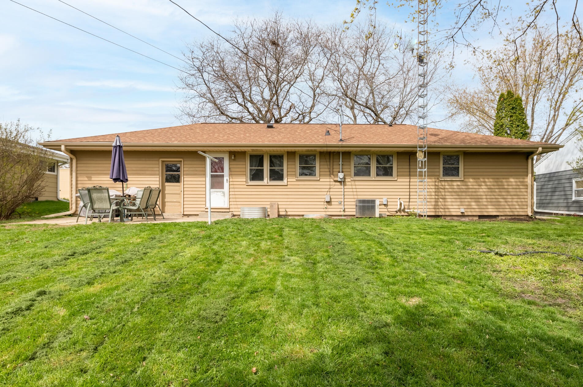 626 Harker Ave, Hartford WI  53027-2210 exterior