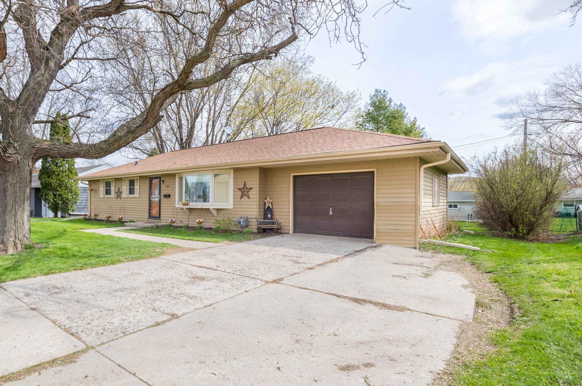 626 Harker Ave, Hartford WI  53027-2210 exterior
