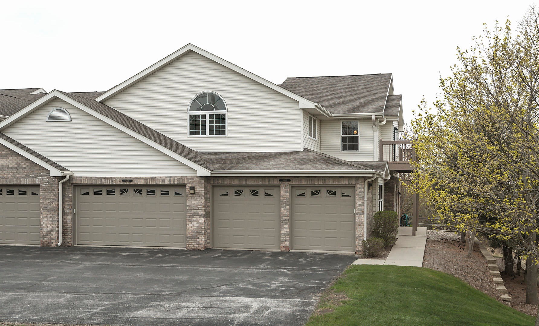9203 S 51st St #107, Hales Corners, WI 53132