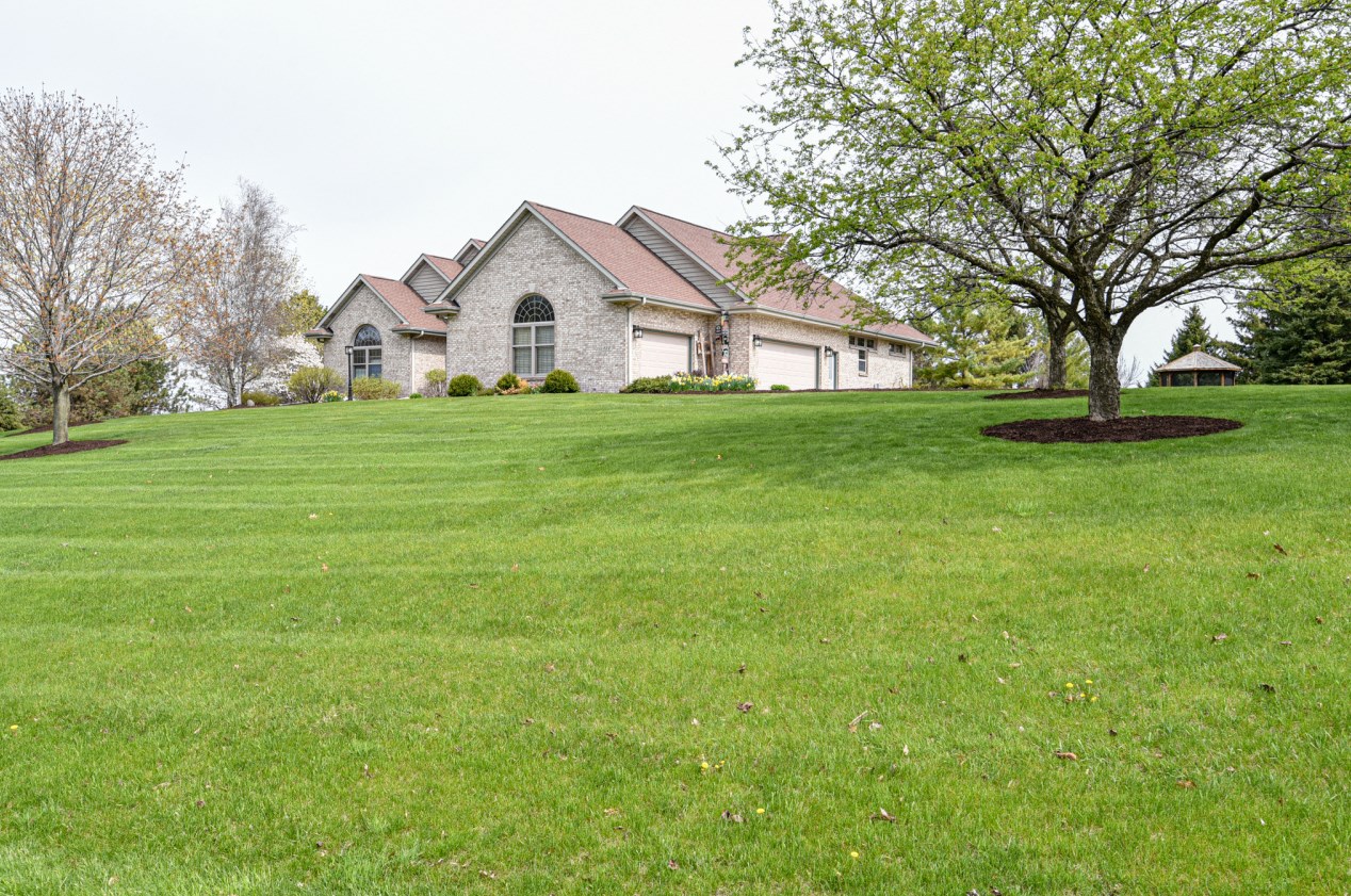 822 Charolais Dr, Slinger, WI 53086