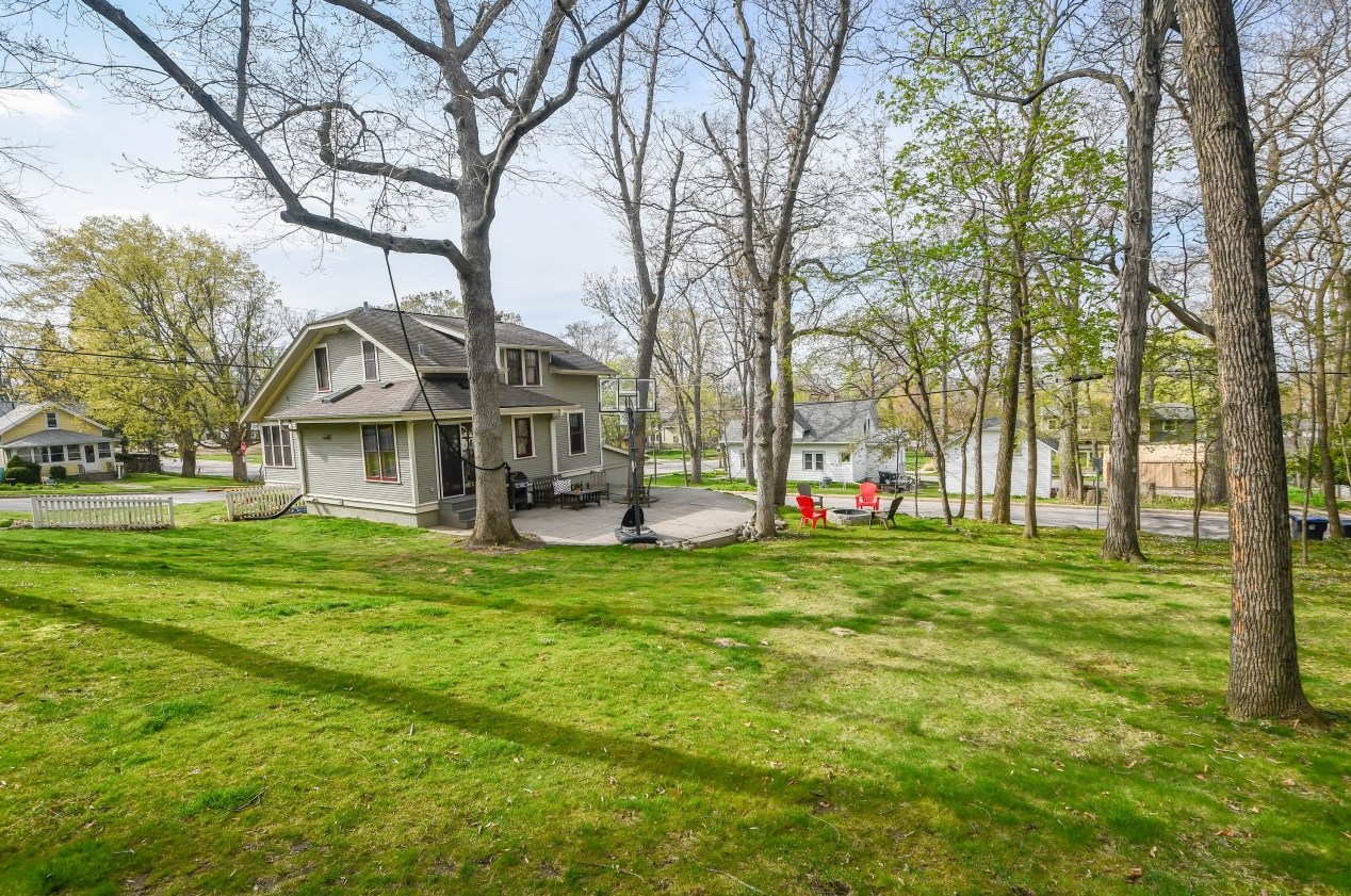304 Lake St, Pewaukee, WI 53072