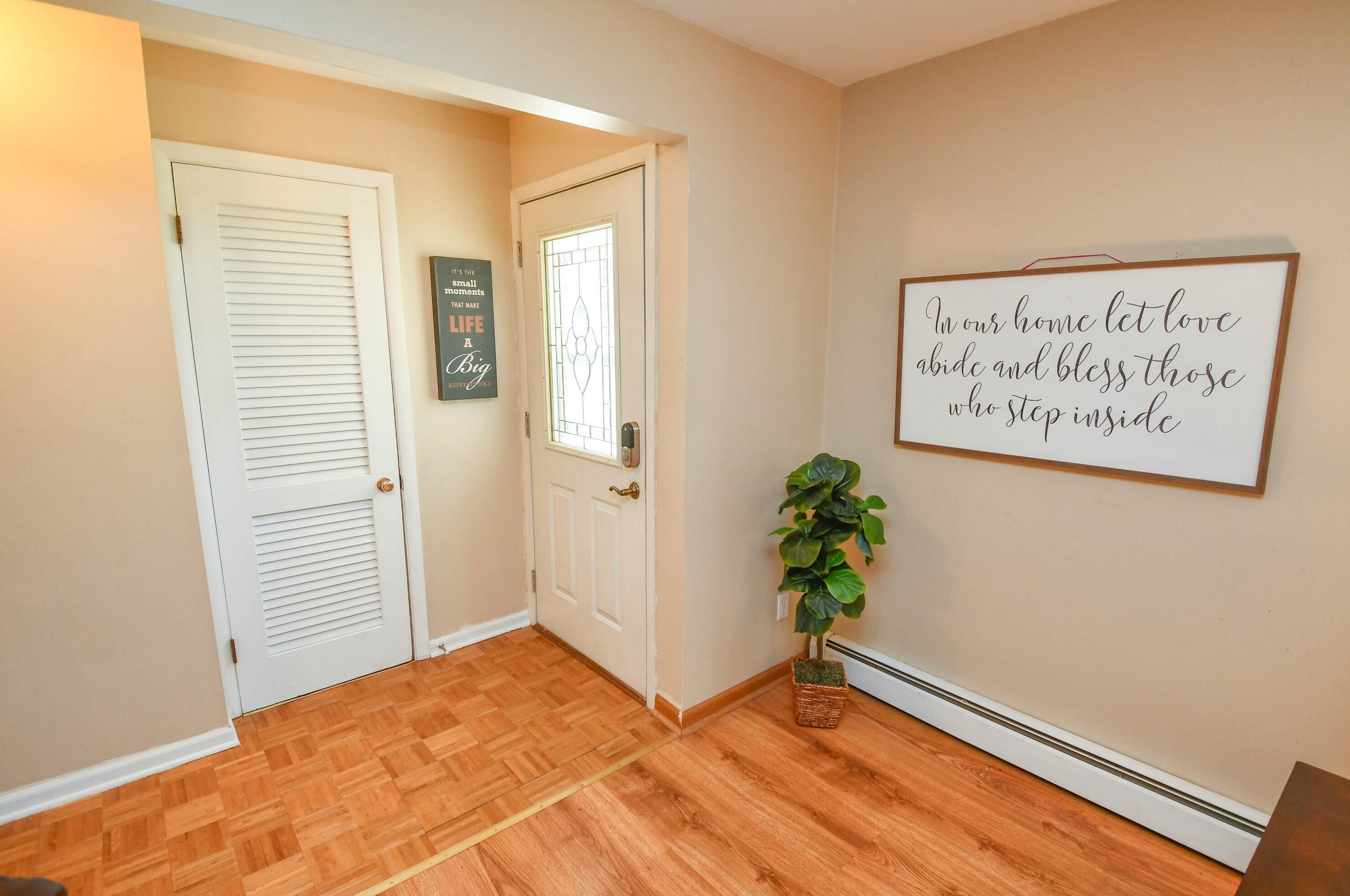 248 Hazel Ln, Chenequa, WI 53029