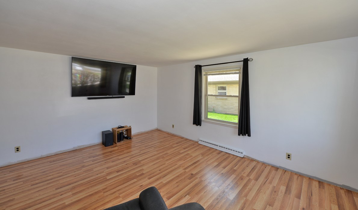 827 Saxony Dr, Racine, WI 53402-3442