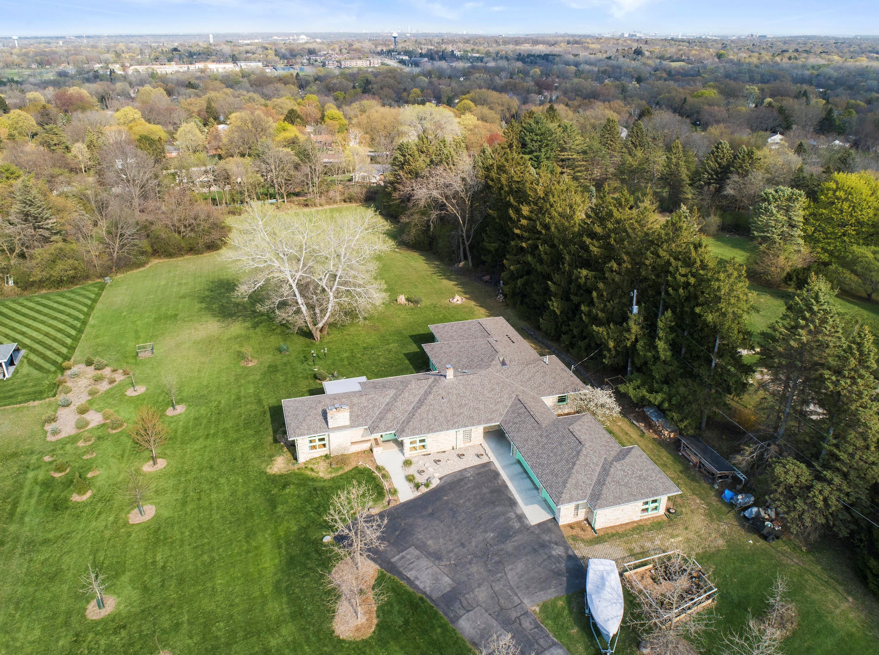 3280 Pilgrim Rd, Brookfield, WI 53005-2830