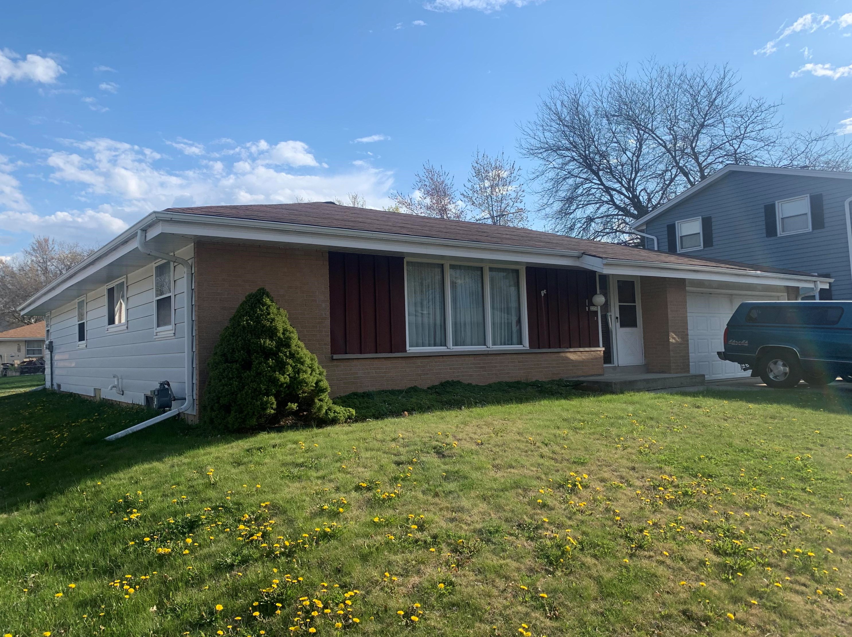 2231 E Spruce Ct, Oak Creek, WI 53154