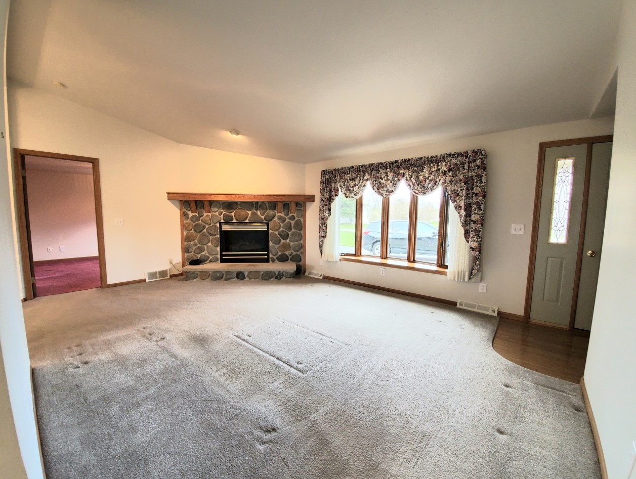 337 E Jefferson Ave, Cleveland, WI 53015